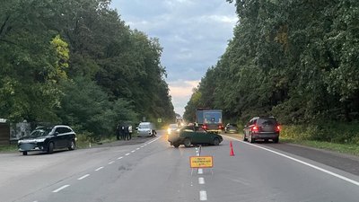 У Луцькому районі під час обгону BMW зіткнувся із ЗАЗ: травмувалися двоє людей У Луцькому районі під час обгону BMW зіткнувся із ЗАЗ: травмувалися двоє людей