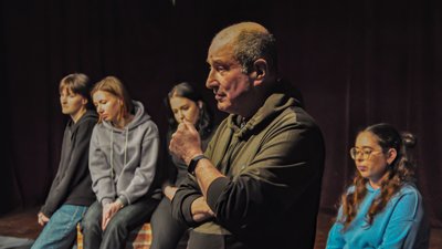 "Як ти?". У Дніпрі показали виставу про переживання й почуття молоді під час війни "Як ти?". У Дніпрі показали виставу про переживання й почуття молоді під час війни