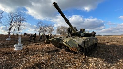 На Донеччині українські військові провели танкові навчання На Донеччині українські військові провели танкові навчання