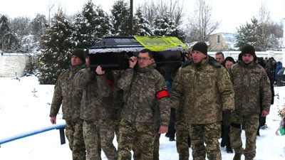 У Білопіллі на Сумщині провели в останню путь захисника України Олександра Тимка У Білопіллі на Сумщині провели в останню путь захисника України Олександра Тимка