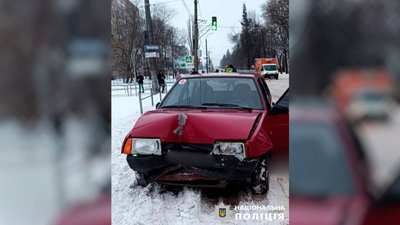 Пошкоджене авто "ВАЗ 2109" в Ніжині на Чернігівщині Пошкоджене авто "ВАЗ 2109" в Ніжині на Чернігівщині