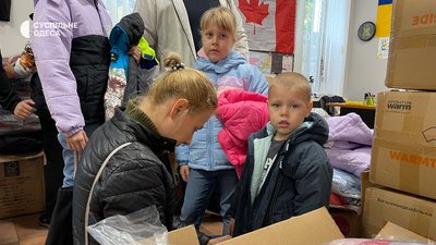 В Одесі переселенцям з Херсонщини роздають куртки В Одесі переселенцям з Херсонщини роздають куртки