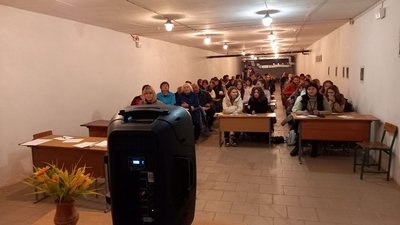 "Це наш внесок до перемоги": у Валківській громаді писали радіодиктант у бомбосховищі