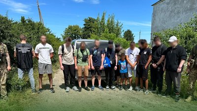 На Закарпатті троє неповнолітніх хотіли переправити групу чоловіків в Угорщину