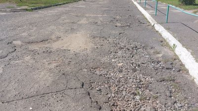 "Ма, я хочу жити, спаси": чому на Сумщині не ремонтують під'їзд до дитячої обласної лікарні "Ма, я хочу жити, спаси": чому на Сумщині не ремонтують під'їзд до дитячої обласної лікарні