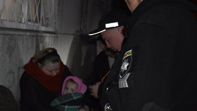 В Одесі з палаючої квартири пожежники врятували дитину В Одесі з палаючої квартири пожежники врятували дитину