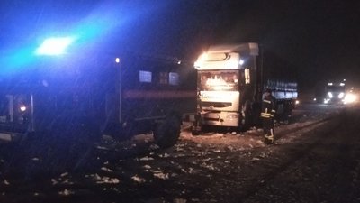 На Донеччині через негоду в заторі застрягли 18 вантажівок На Донеччині через негоду в заторі застрягли 18 вантажівок