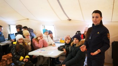 Вінницькі рятувальники провели для школярів "Урок безпеки" Вінницькі рятувальники провели для школярів "Урок безпеки"
