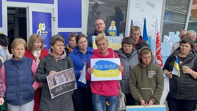 "Це не по-людськи і незаконно": маріупольці у Черкасах мітингували проти "референдуму" "Це не по-людськи і незаконно": маріупольці у Черкасах мітингували проти "референдуму"