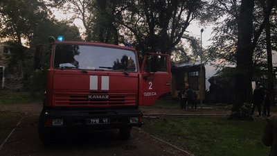 У парку в Одесі зайнялася покинута будівля У парку в Одесі зайнялася покинута будівля