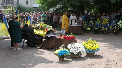 "Він для всієї Свеси був "наш Женя". На Шосткинщині попрощалися з воїном Євгеном Анікушиним "Він для всієї Свеси був "наш Женя". На Шосткинщині попрощалися з воїном Євгеном Анікушиним
