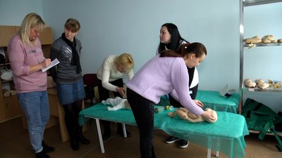 Вчителі та працівники дошкільних закладів Житомира розпочали навчатися першій домедичній допомозі Вчителі та працівники дошкільних закладів Житомира розпочали навчатися першій домедичній допомозі