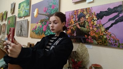 Попри війну, музеї працюють. Кропивничани долучились до акції "Селфі у Музеї мистецтв" Попри війну, музеї працюють. Кропивничани долучились до акції "Селфі у Музеї мистецтв"