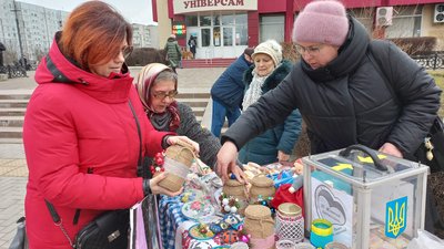Майже 9 тисяч гривень зібрали у Нетішині на благодійному ярмарку і хусткуванні