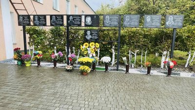 Меморіальні дошки на честь полеглих оборонців