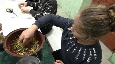 "Ми передаємо це вміння діткам": на
Рівненщині діти виготовляли великодню свічку за старовинним методом "Ми передаємо це вміння діткам": на
Рівненщині діти виготовляли великодню свічку за старовинним методом