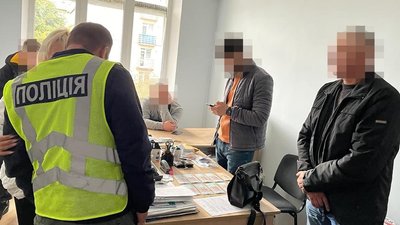 Хабарі за користування спецтехнікою. Керівника та головного механіка відділу Дністровського БУВР підозрюють у корупції
