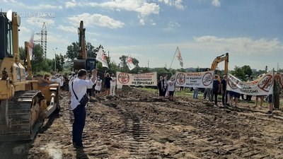 У Харкові противники будівництва дороги через "Барабашово" стали на заваді техніки У Харкові противники будівництва дороги через "Барабашово" стали на заваді техніки