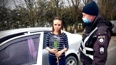 Прикарпатські поліцейські привітали водійок із Міжнародним жіночим днем Прикарпатські поліцейські привітали водійок із Міжнародним жіночим днем