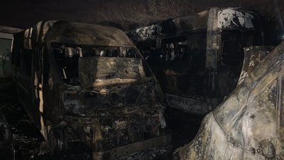 В Харкові пожежні врятували від вогню два авто, п'ять — згоріли В Харкові пожежні врятували від вогню два авто, п'ять — згоріли
