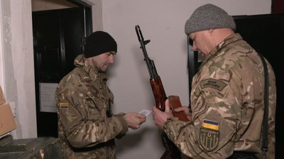 В районі на Волині учасники добровольчого формування будують оборонні споруди В районі на Волині учасники добровольчого формування будують оборонні споруди