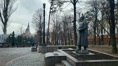 Покровський сквер у Харкові, пам'ятник Григорію Сковороді