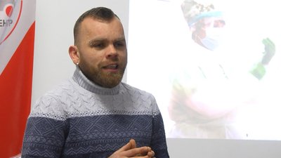 Організатор фотовиставки Максим Мужичук на відкриття виставки запросив старшокласників, аби вони могли ближче познайомитися з роботою медиків.