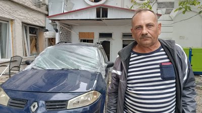 Співробітник служби безпеки готелю Ігор у дворі закладу, 28 квітня 2024 року Співробітник служби безпеки готелю Ігор у дворі закладу, 28 квітня 2024 року
