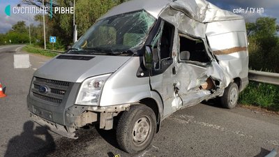 На Рівненщині травмувалось двоє людей унаслідок ДТП за участі спецвантажівки