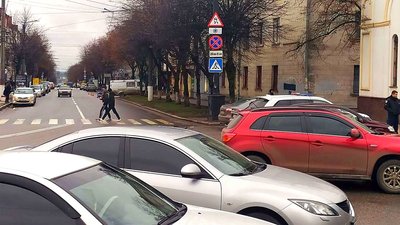 На центральній вулиці Кропивницького встановили знаки, що забороняють парковку