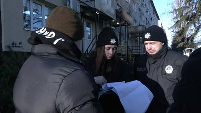 Операція "Ялинка": на Рівненщині поліцейські перевіряють законність продажу хвої Операція "Ялинка": на Рівненщині поліцейські перевіряють законність продажу хвої