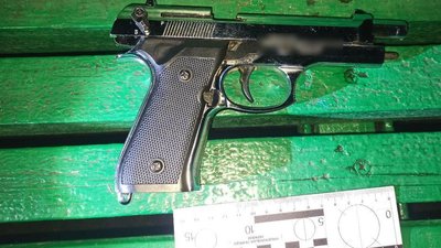 У Черкасах затримали чоловіка, який погрожував зброєю, щоб вкрасти дві ялинки У Черкасах затримали чоловіка, який погрожував зброєю, щоб вкрасти дві ялинки