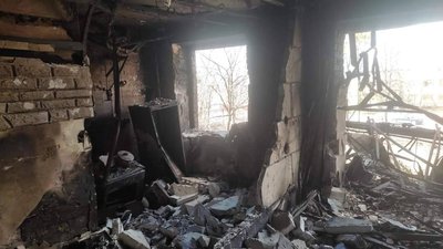 Хвилею винесло до вхідних дверей. Жителі зруйнованого будинку у Василькові згадають, перші дні вторгнення