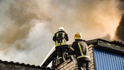 Пожежники гасять пожежу в Пісочині Пожежники гасять пожежу в Пісочині