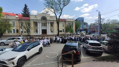 150 працівників Тернопільської районної лікарні протестують біля Господарського суду
