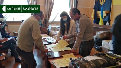 Мітинг у Хусті: жителі вимагали результатів місцевих виборів Мітинг у Хусті: жителі вимагали результатів місцевих виборів