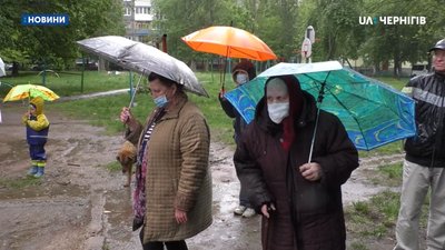 У Чернігові люди протестували проти встановлення підземних сміттєвих контейнерів. РЕПОРТАЖ У Чернігові люди протестували проти встановлення підземних сміттєвих контейнерів. РЕПОРТАЖ