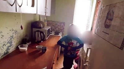 Заплакані та голодні. 11-річний хлопчик у прикарпатських копів просив допомоги