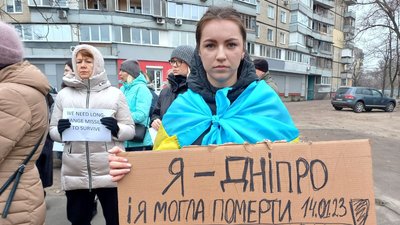 Просили надати Україні системи ППО: у Дніпрі пройшла акція біля зруйнованого ракетою будинку