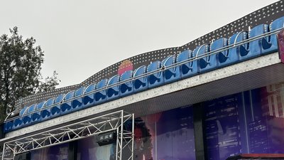 Атракціон "Лавка" з якого випали дівчата