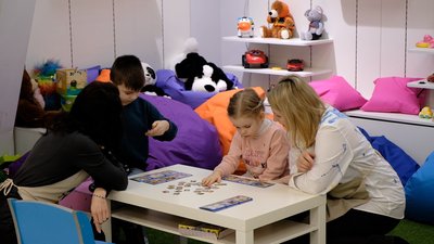 "Майстерня добра". У Вінниці працює для дітей-переселенців арт-терапія "Майстерня добра". У Вінниці працює для дітей-переселенців арт-терапія