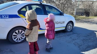 На Херсонщині поліцейські вилучили з родини двох дітей, батьки яких зловживають алкоголем