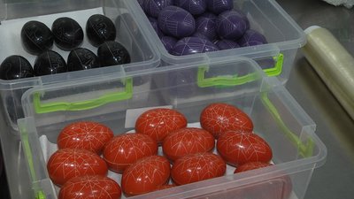 Житомирянка Дарія Твардовська розмальовує шоколадним петриківським розписом писанки з шоколаду Житомирянка Дарія Твардовська розмальовує шоколадним петриківським розписом писанки з шоколаду