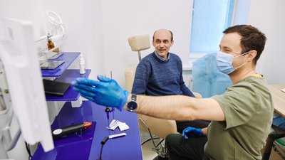 отоларінголог, лікарня, лікар, пацієнт