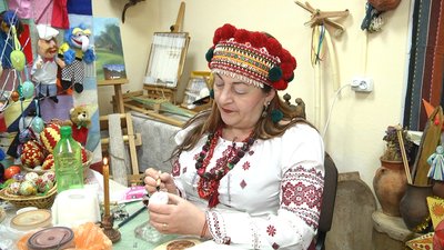 Житомирянка Ганна Івченко зібрала прадавні зразки символів, якими на Поліссі розписували писанки Житомирянка Ганна Івченко зібрала прадавні зразки символів, якими на Поліссі розписували писанки