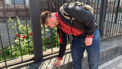 У Києві біля російського посольства відбулась акція "Останній день Росії" У Києві біля російського посольства відбулась акція "Останній день Росії"