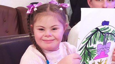 У Чернівцях діти з інвалідністю розмалювали іграшки на головну ялинку країни