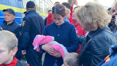 Понад 50 жителів Донеччини приїхали на Житомирщину черговим евакуаційним потягом Понад 50 жителів Донеччини приїхали на Житомирщину черговим евакуаційним потягом
