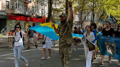 Учасники акції. У центрі Миколаєва 23 серпня відбулася хода “Врятуй з полону! Не мовчи!”. До акції долучилися 130 людей, серед яких рідні, друзі, колеги та небайдужі, аби вчергове нагадати про військовополонених та зниклих безвісти. Захід тривав годину Учасники акції. У центрі Миколаєва 23 серпня відбулася хода “Врятуй з полону! Не мовчи!”. До акції долучилися 130 людей, серед яких рідні, друзі, колеги та небайдужі, аби вчергове нагадати про військовополонених та зниклих безвісти. Захід тривав годину