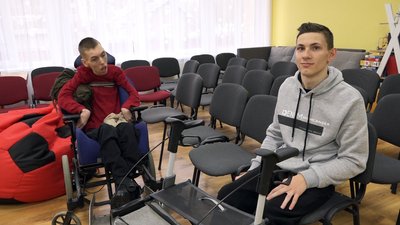 "Тепер маю колег і гостей, з якими можу спілкуватись". Як молодь з інвалідністю працює в соціальному кафе на Буковині "Тепер маю колег і гостей, з якими можу спілкуватись". Як молодь з інвалідністю працює в соціальному кафе на Буковині